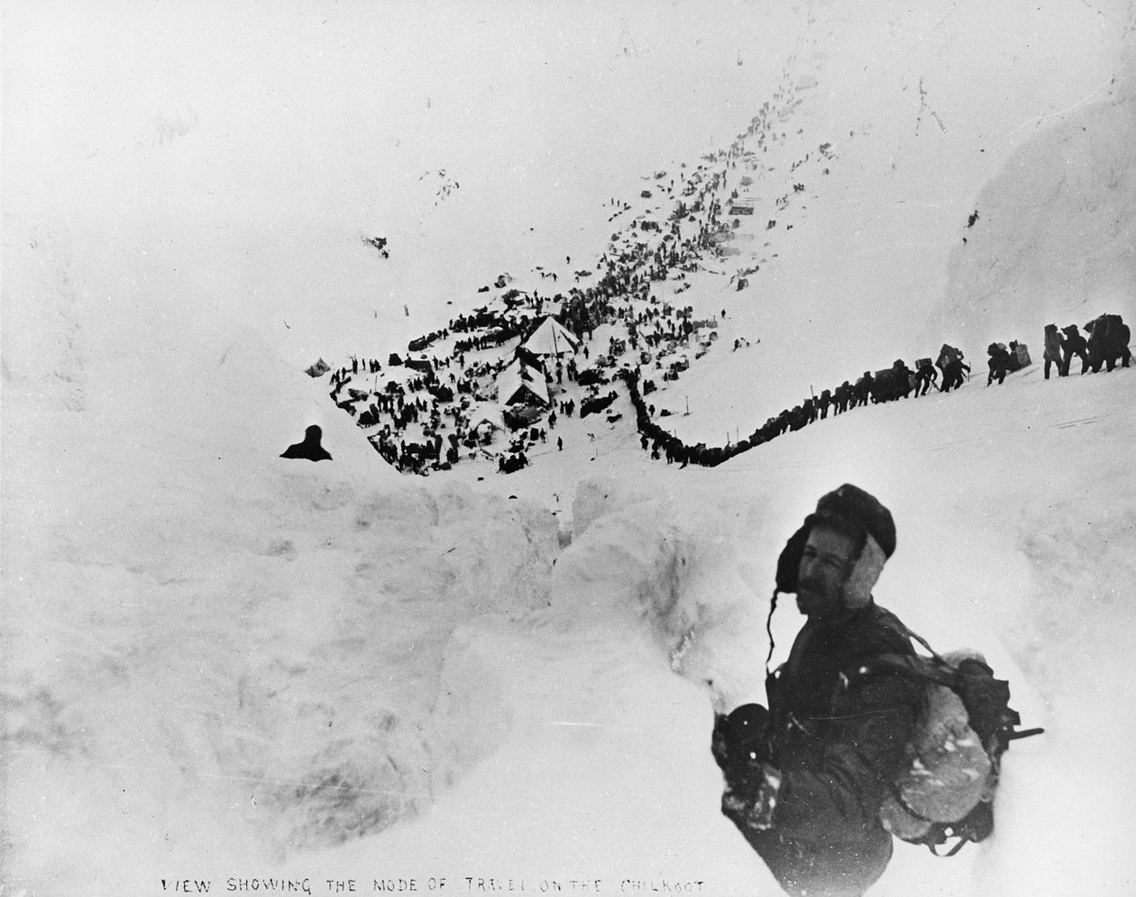 Murray Cromwell Morgan'ın 'One Man's Gold Rush: A Klondike Albümü'nden Chilkoot'taki seyahat modunu gösteren görünüm (s/b fotoğraf) by Eric A. Hegg
