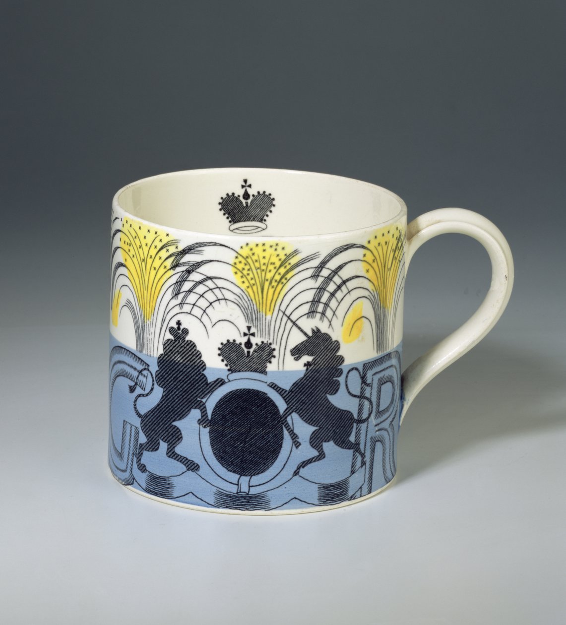 Kral George VI Coronation Mug, Josiah Wedgwood & Sons tarafından üretilmiş, 1937 (transfer baskılı ve boyalı desenli toprak kap) by Eric Ravilious