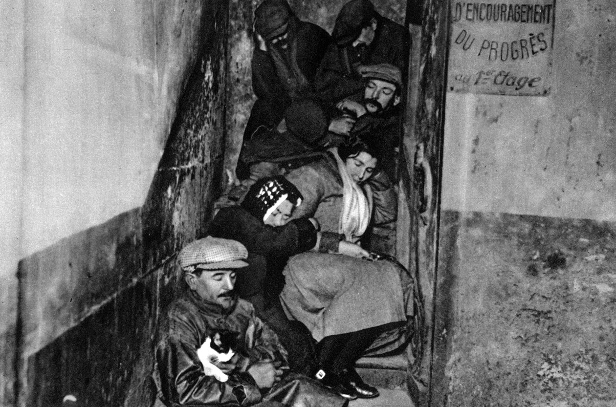 Bir gece barınağında bir merdiven, Paris, 1931. by Ernest Flammarion