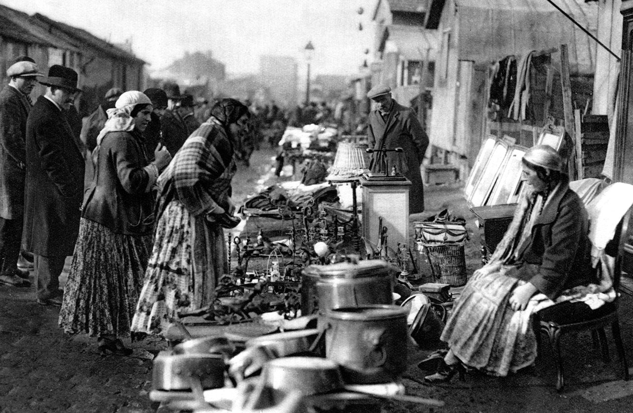 St Ouen girişindeki bit pazarından bir görünüm, Paris, 1931 by Ernest Flammarion