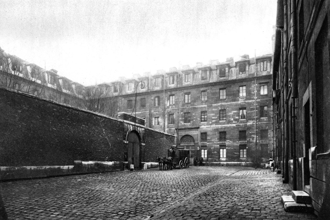 Saint Lazare kadın hapishanesinin avlusu, Paris, 1931. by Ernest Flammarion