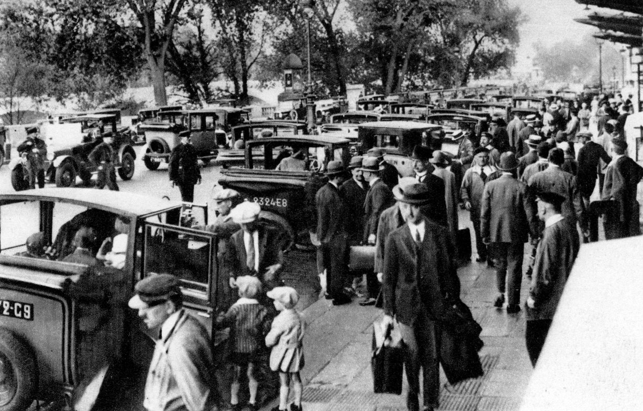 İstasyonun önündeki kalabalık, Orsay, Paris, 1931 by Ernest Flammarion