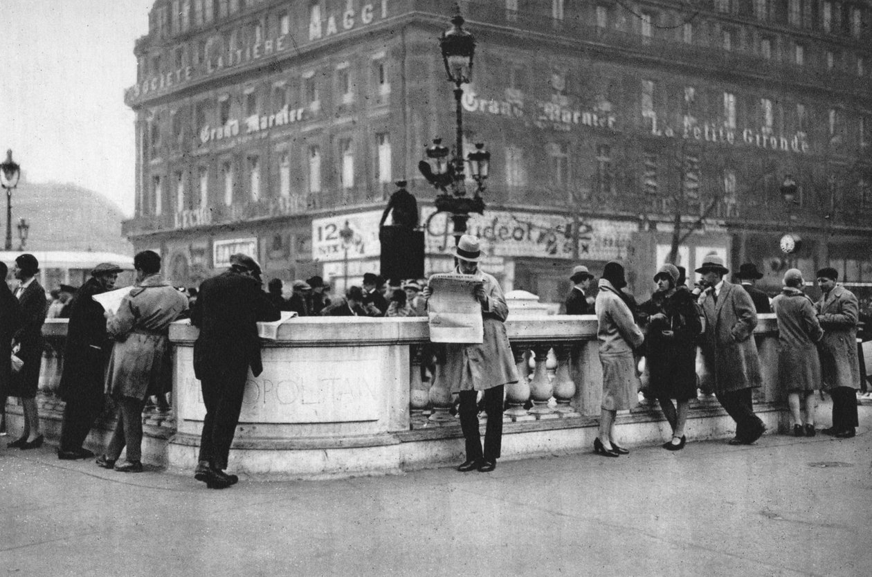 Metro istasyonunun girişinde buluşma yeri, Paris, 1931 by Ernest Flammarion