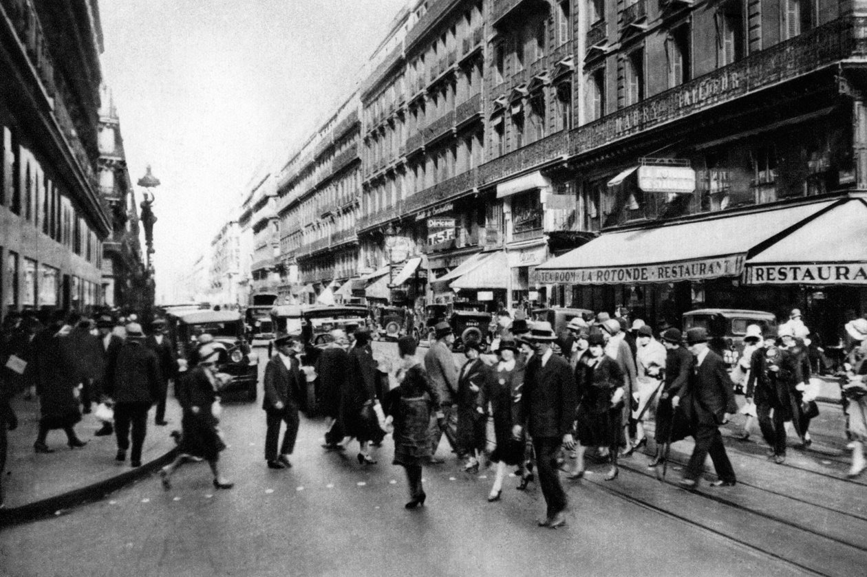 Rue Lafayette alışveriş sırasında, Paris, 1931. by Ernest Flammarion