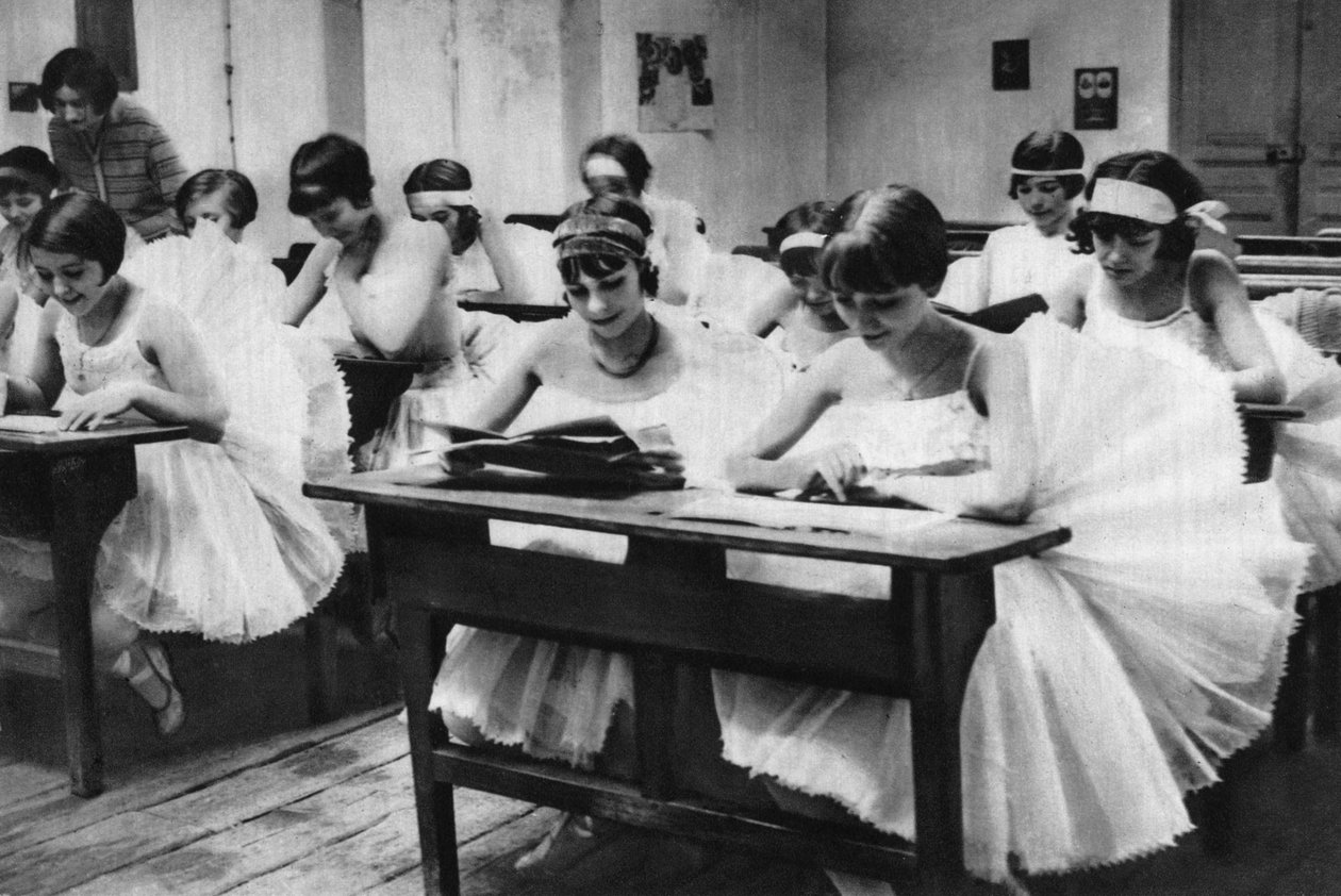 Operadaki genç dans eden kızlar okulu, Paris, 1931. by Ernest Flammarion