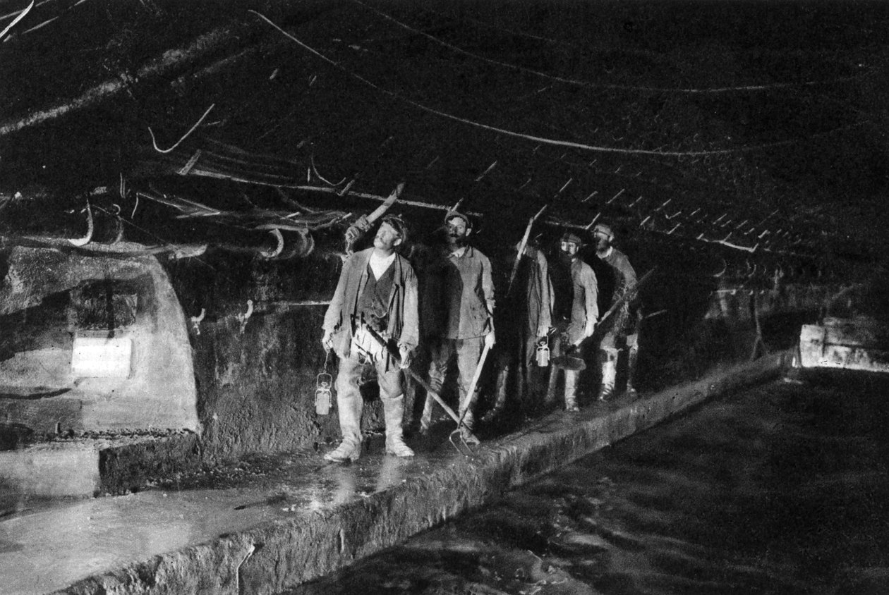 Ana Kanalizasyondaki kanalizasyon temizleyicileri, Paris, 1931 by Ernest Flammarion