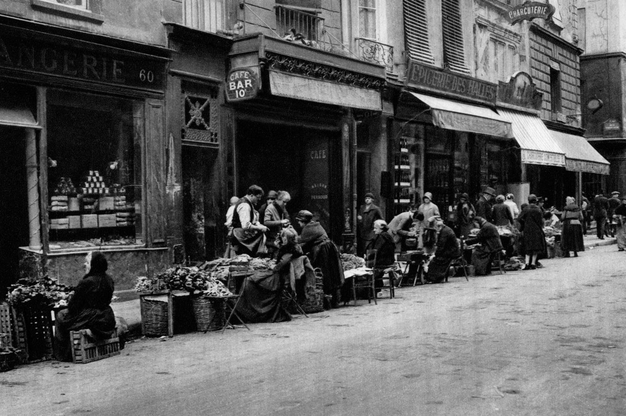 Merkez Pazar bölgesinde sebze satıcıları, Paris, 1931. by Ernest Flammarion