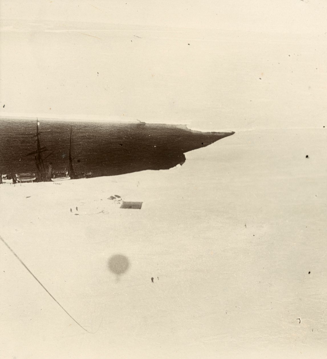 Balondan aşağıya, platoya bakarken. Sir Ernest Henry Shackleton