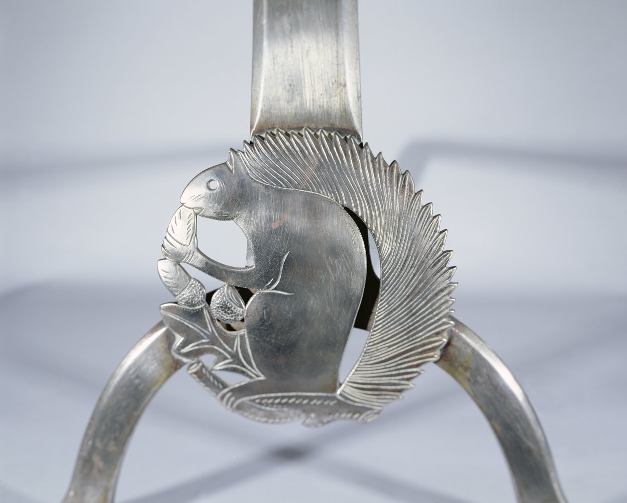 Bir sincap tasvir eden itfaiye köpeği, c.1905-10 (cilalı çelik) (detay) by Ernest William Gimson
