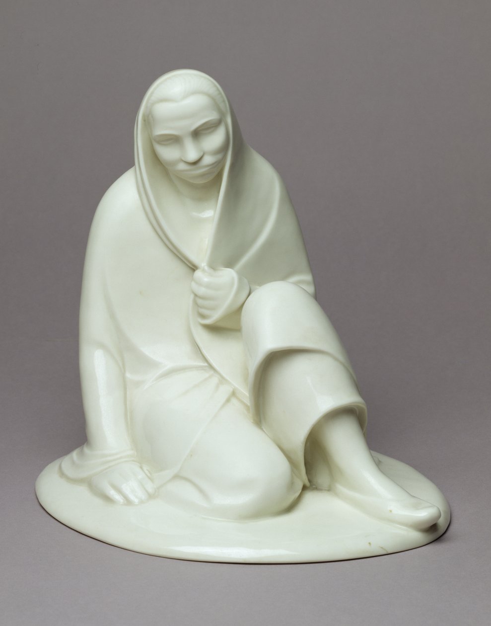 Hareketsiz Kız, 1907-08 (porselen) by Ernst Barlach