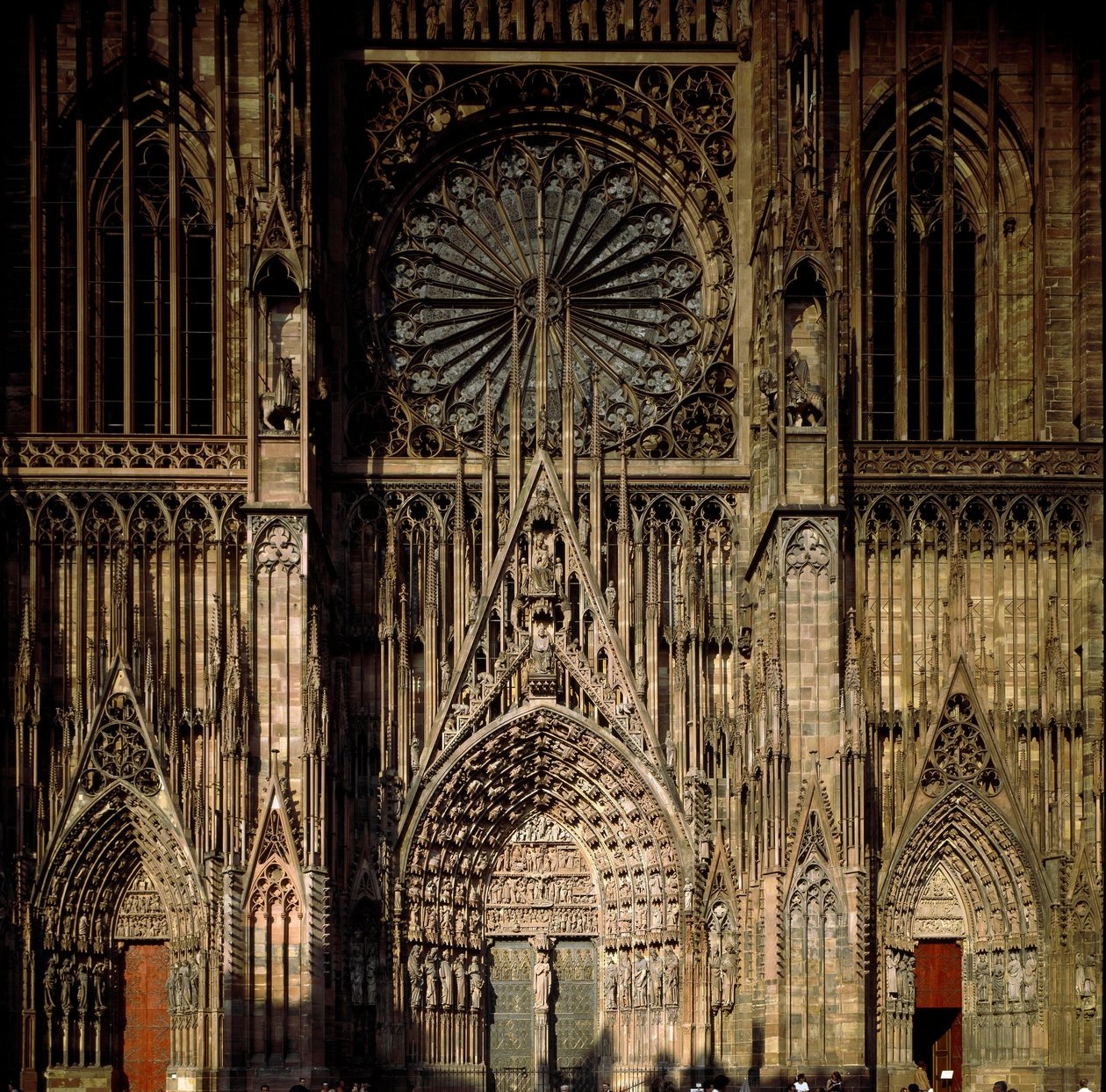 Gotik sanat: 13. yüzyılda Erwin von Steinbach tarafından inşa edilen Cathedrale Notre Dame de Strasbourg