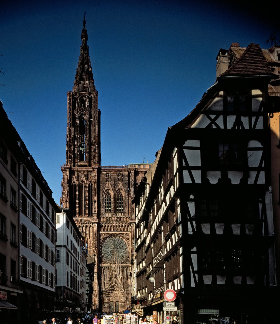 Gotik sanat: 13. yüzyılda Erwin von Steinbach tarafından inşa edilen Cathedrale Notre Dame de Strasbourg
