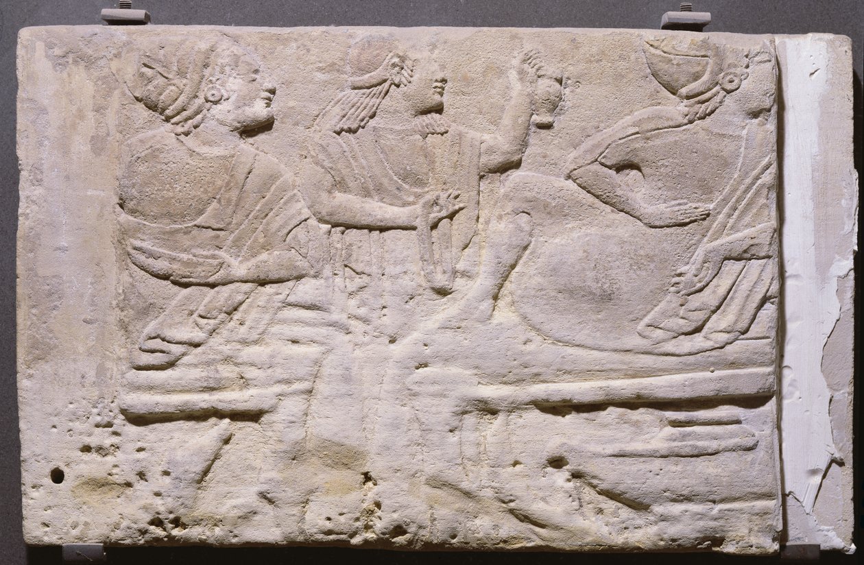 Bir ziyafet gösteren Cippi (kireçtaşı) by Etruscan