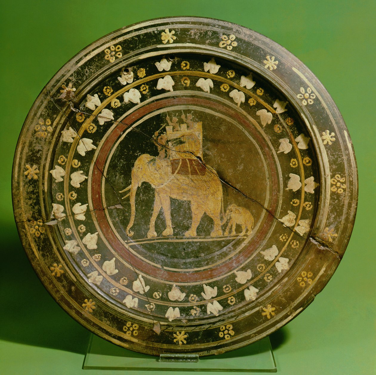 Kartacalılara karşı savaşta kullanılan bir fili tasvir eden çanak (seramik) by Etruscan