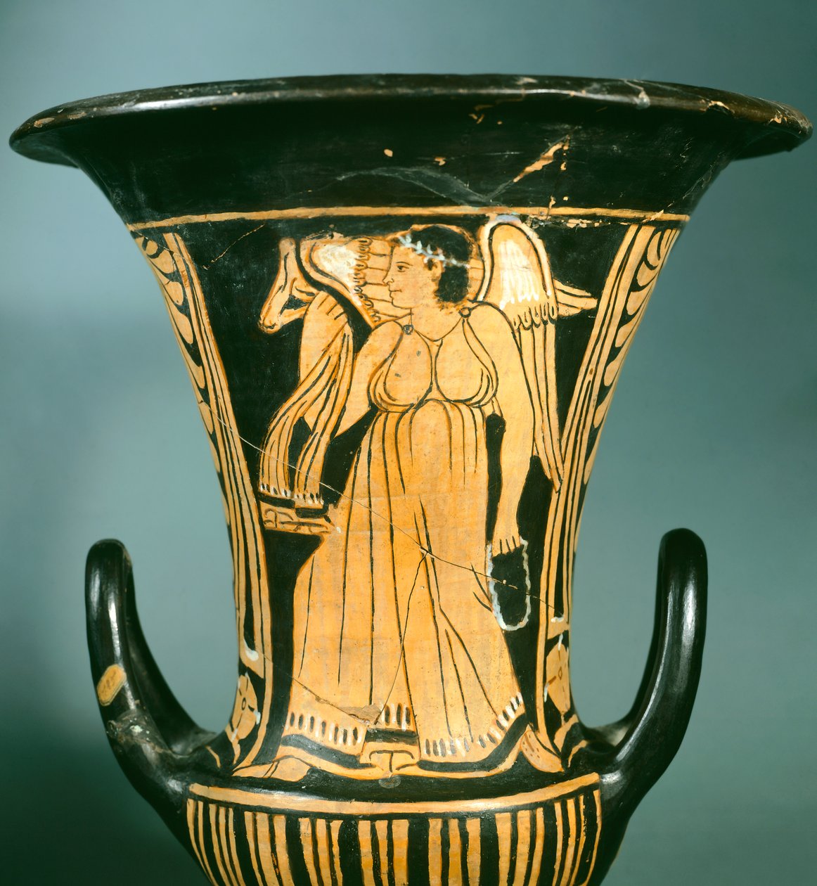 Berkeley Ressamı tarafından kanatlı bir ruhu betimleyen kaliks-krater (büyük vazo). Etrüsk Uygarlığı, MÖ 4. yy. by Etruscan