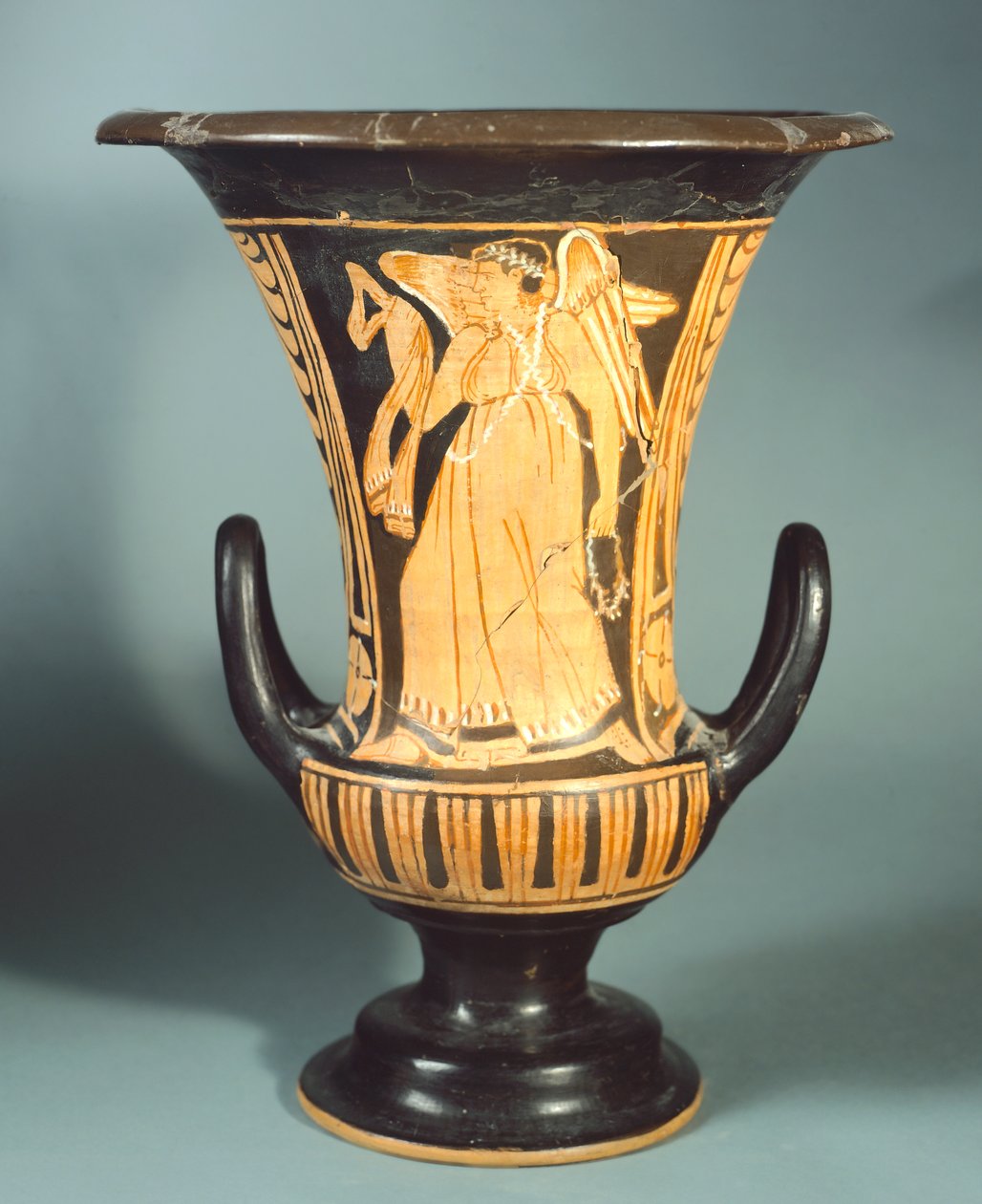 Berkeley Ressamı tarafından kanatlı bir ruhu betimleyen kaliks-krater (büyük vazo). Kırmızı figürlü çömlek. Etrüsk Uygarlığı, MÖ 4. yy. by Etruscan