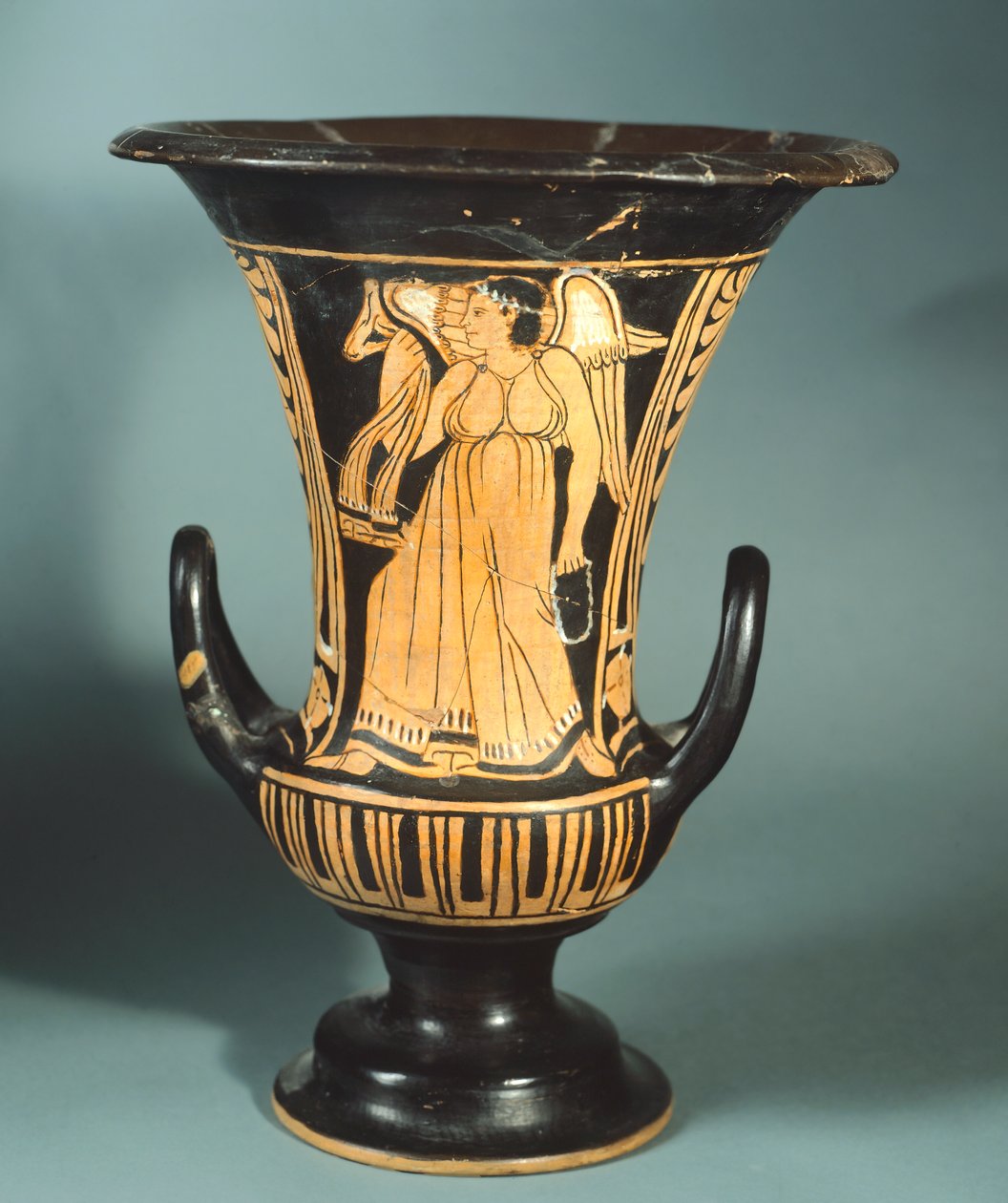 Berkeley Ressamı tarafından kanatlı bir ruhu betimleyen kaliks-krater (büyük vazo). Kırmızı figürlü çömlek. Etrüsk Uygarlığı, MÖ 4. yy. by Etruscan