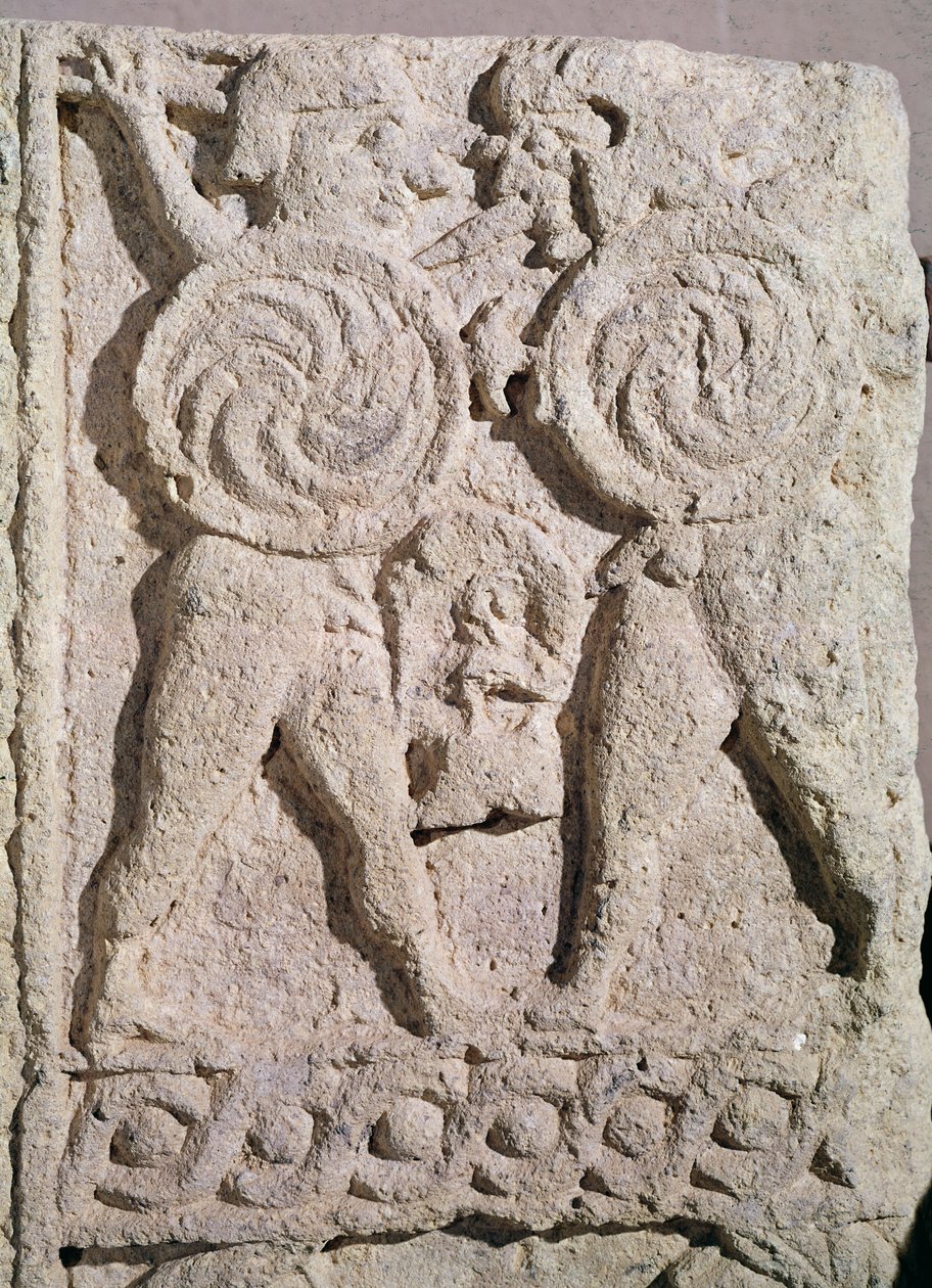 İki savaşçı taşı olan bir mezar taşından detay by Etruscan
