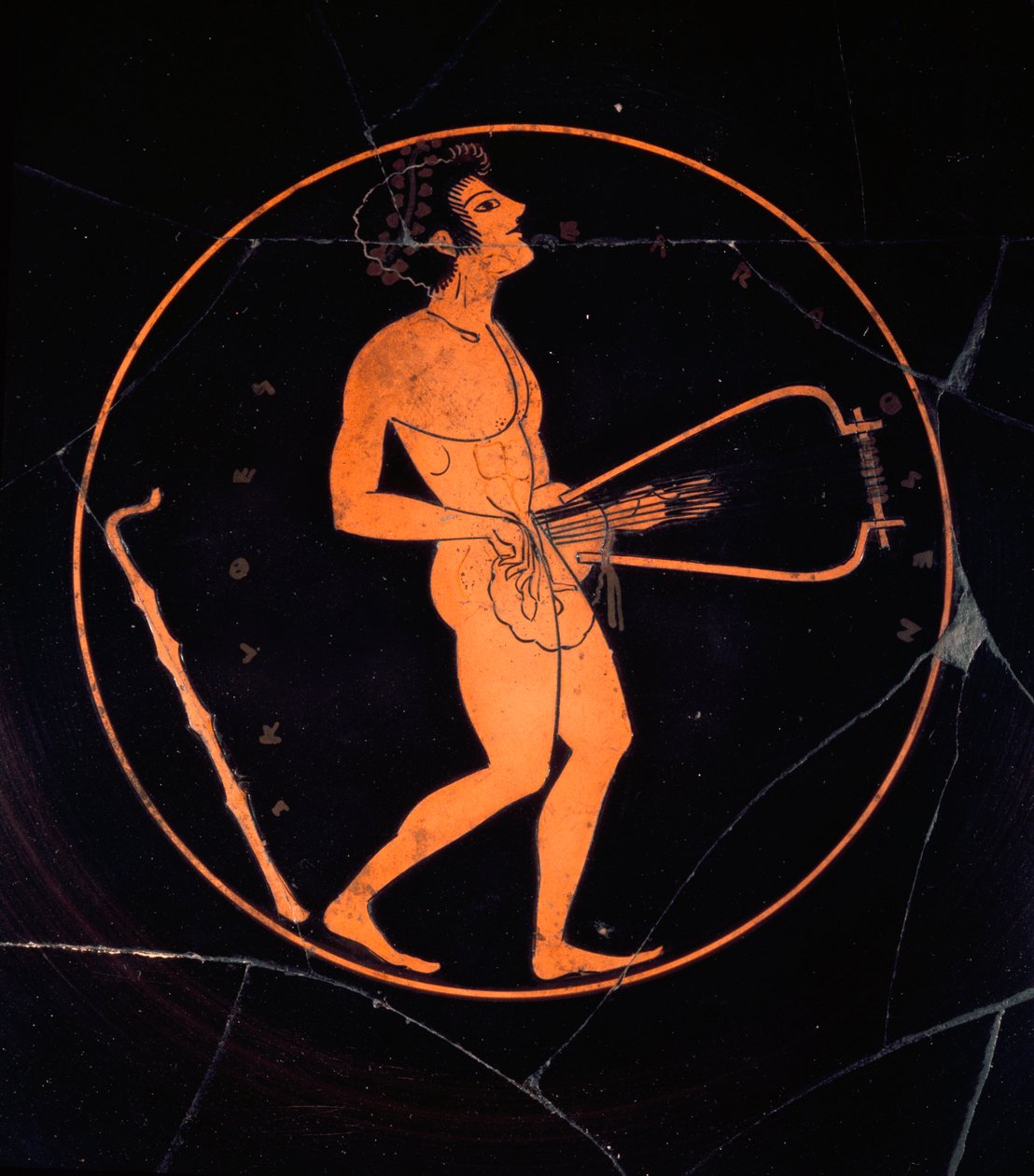 Etrüsk sanatı: Kylix siyah pişmiş toprak, bir lir çaların temsilini süslüyor. Yunan vazolarının mezarından. Banditaccia Nekropolü. Cerveteri. MÖ 6. veya 5. yüzyıl. Roma, Museo Nazionale di Villa Giulia by Etruscan