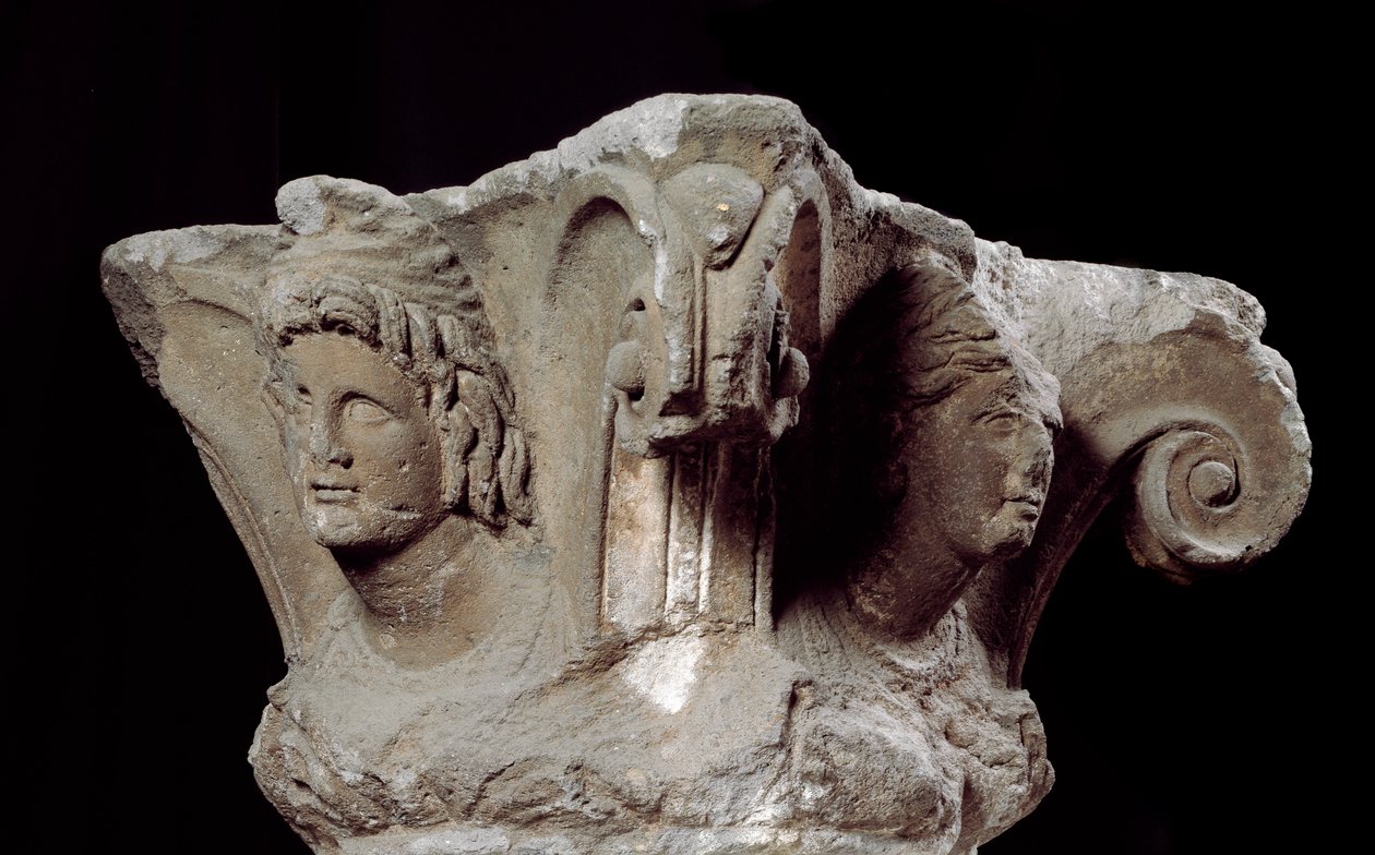 Etrüsk uygarlığı: Campanari a Vulci, İtalya mezarından dekore edilmiş sütun başlıkları. 4. yüzyıl sonu, MÖ 3. yüzyıl başı. Floransa, Museo Archeologico by Etruscan