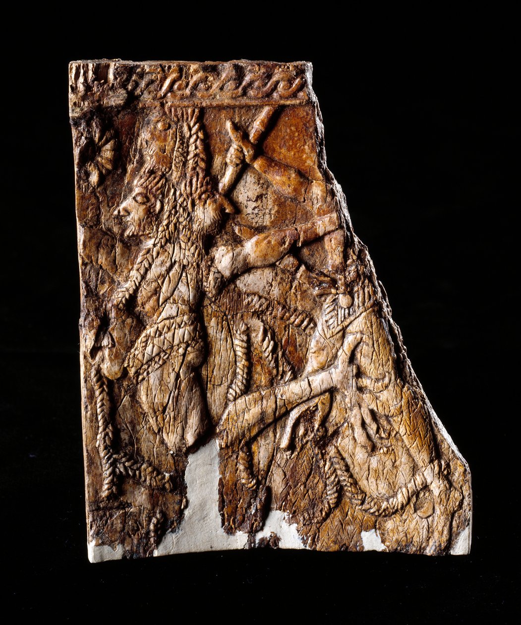 Etrüsk uygarlığı: Geryon temsilinin fildişi plaka dekoru - Montefortini tümülüsünden, Comeana, İtalya - MÖ 7. yüzyıl Dim 10x8,1 cm Floransa, Museo Archeologico, env 194662 by Etruscan