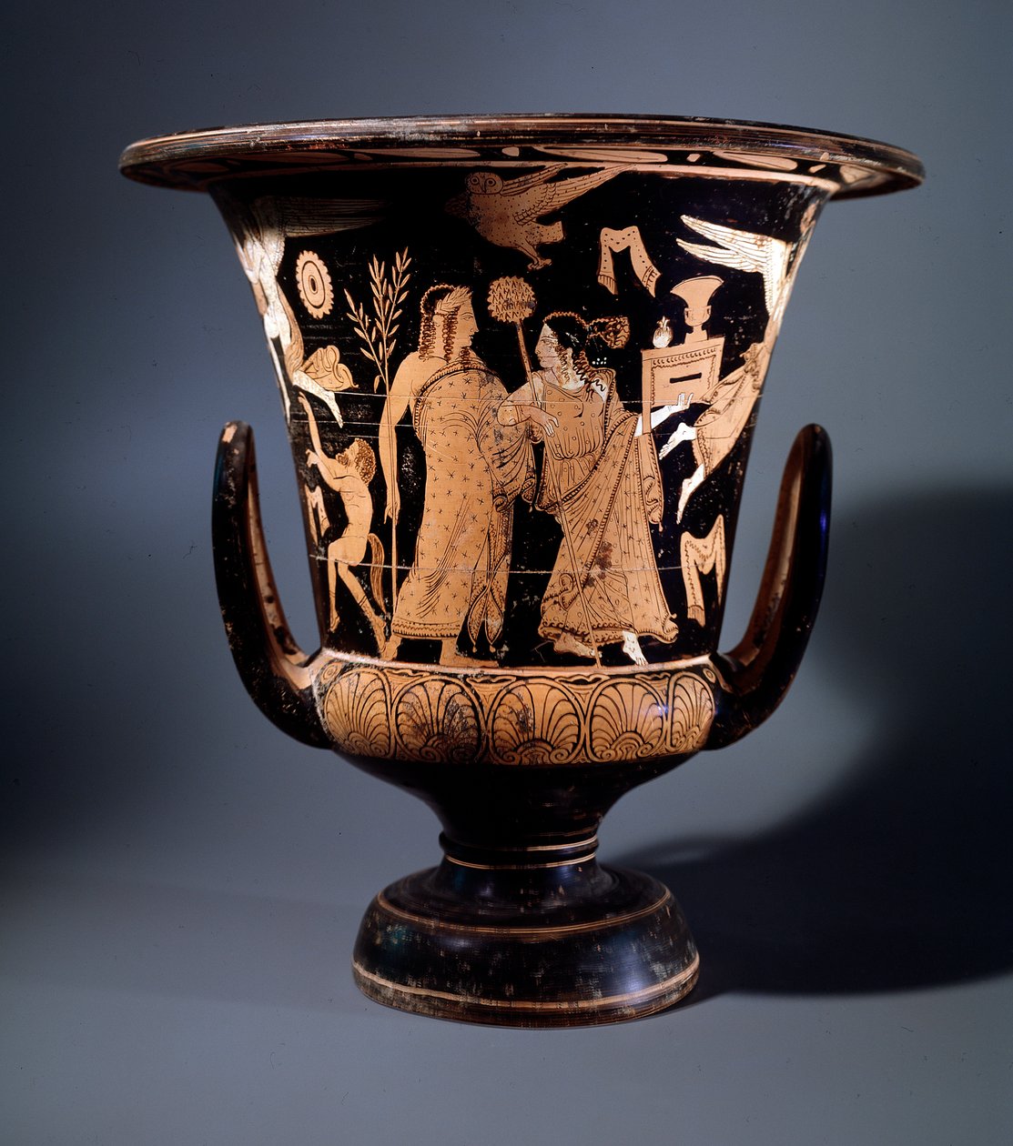 Etrüsk uygarlığı: Apollo ve bir menade temsil eden Nazzano ressamı tarafından pişmiş toprak krater dekoru, MÖ 350 Dim 57 cm, Civita Castellana bölgesinden by Etruscan