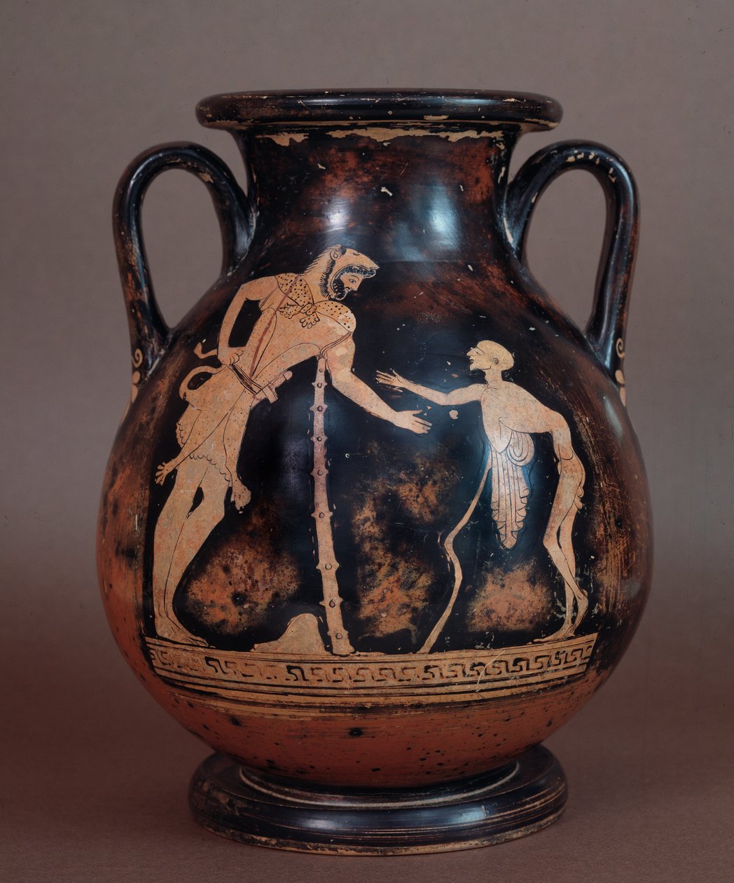 Etrüsk uygarlığı: Herkül ve yaşlı bir adamı temsil eden pişmiş toprak pelike, yaşlılığın sembolü, Cerveteri, İtalya, MÖ 5.-4. yy by Etruscan