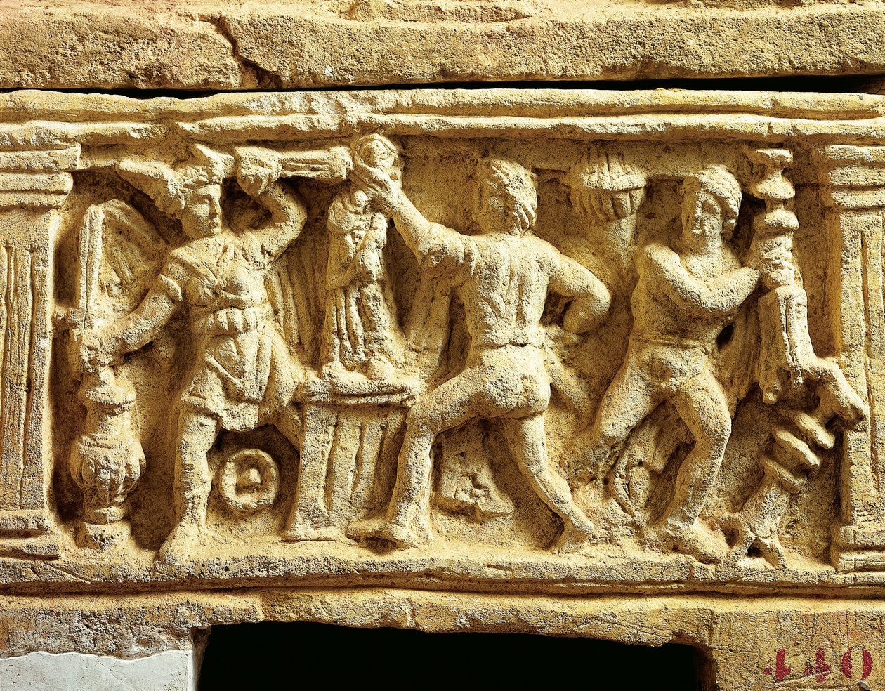 Etrüsk uygarlığı, tapınakları yağmalayan Galyalıların sahneleriyle tüf vazosu by Etruscan