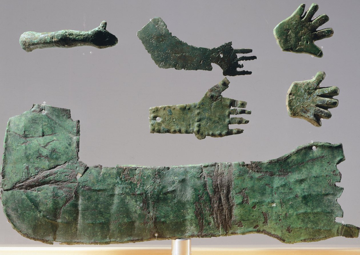 Üst uzuvları gösteren bronz plakada ex-voto. Reithia Este Kutsal Alanı