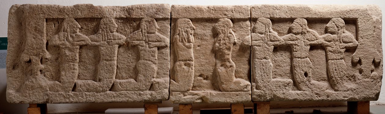 Üç tüf bloktan yapılmış mezar yatağı, MÖ 6. yy by Etruscan