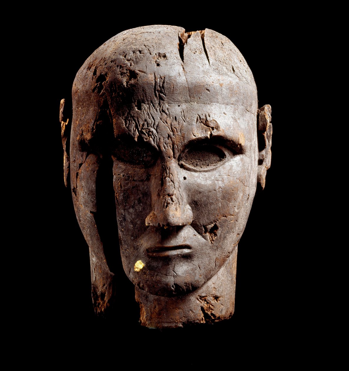 Bir adamın başı, altın izli ahşap heykel, MÖ 7. yy by Etruscan