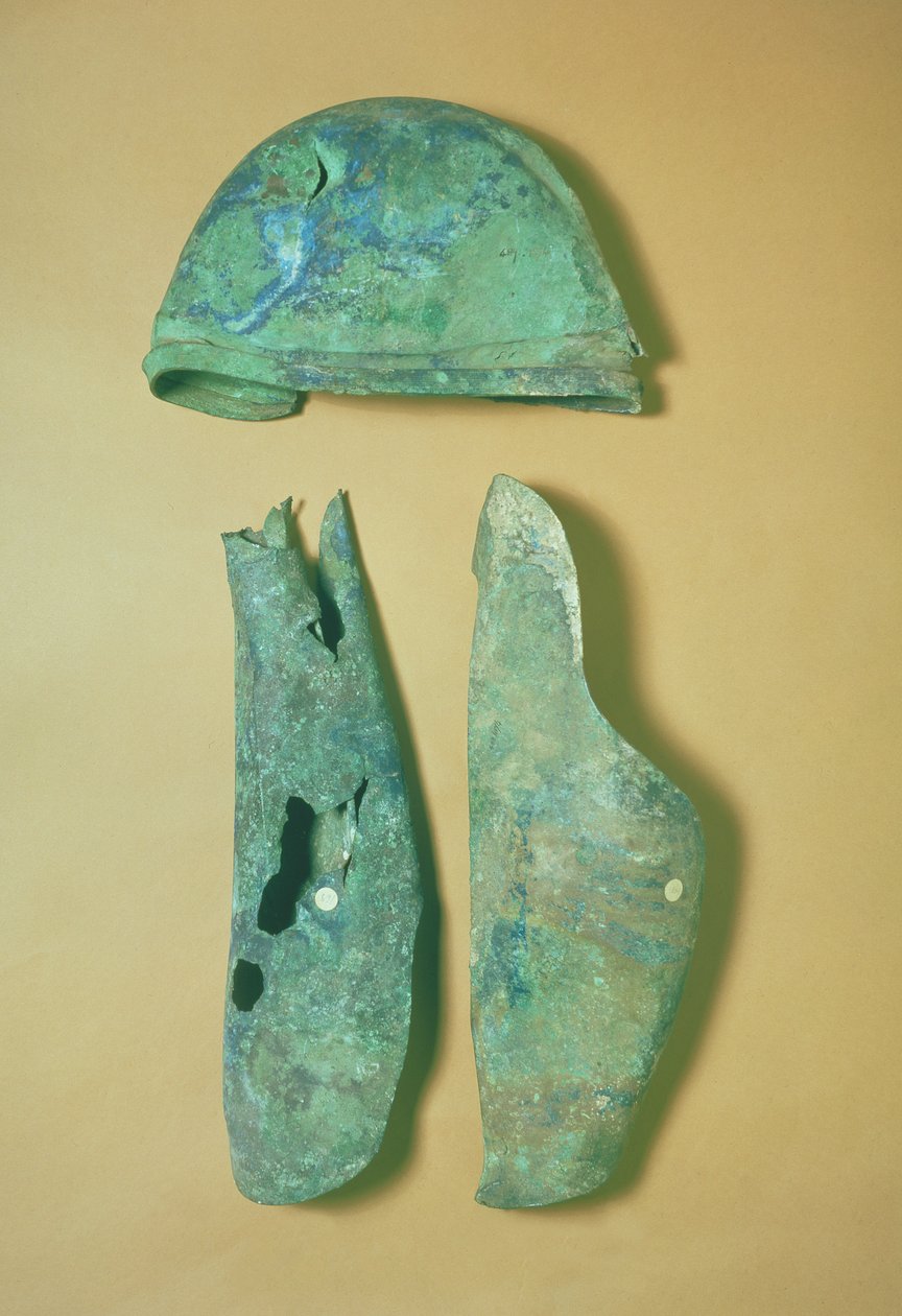 Miğfer ve Greaves, İtalya-Etrüsk, MÖ erken 5. yy (bronz) by Etruscan