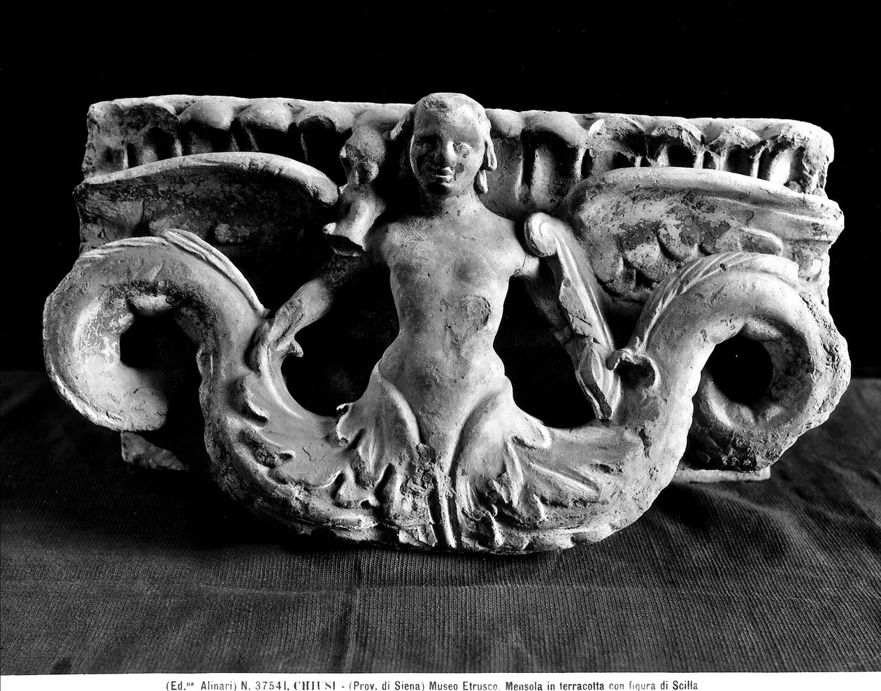 Scilla figürlü çıkıntı (pişmiş toprak) by Etruscan