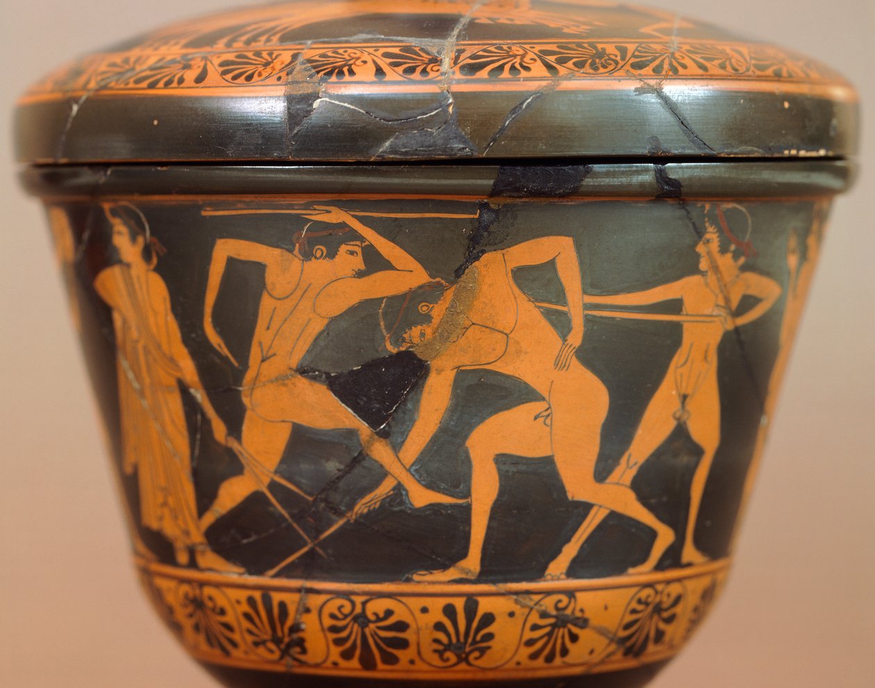 Spor salonunda sporcularla Pyxis. Cerveteri