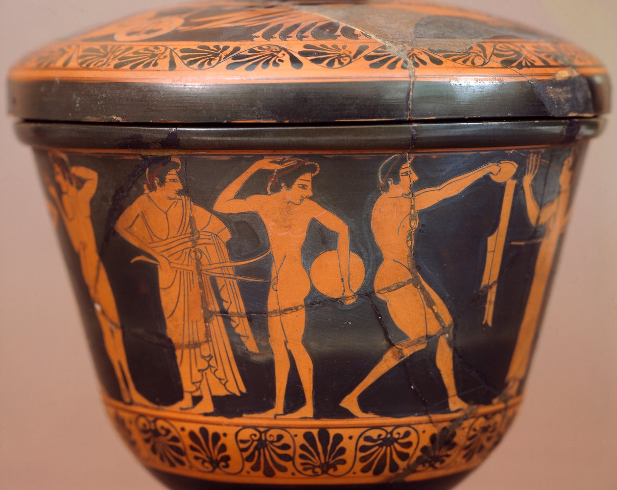 Disk ve diğer disiplinleri gerçekleştiren sporcularla Pyxis. Cerveteri
