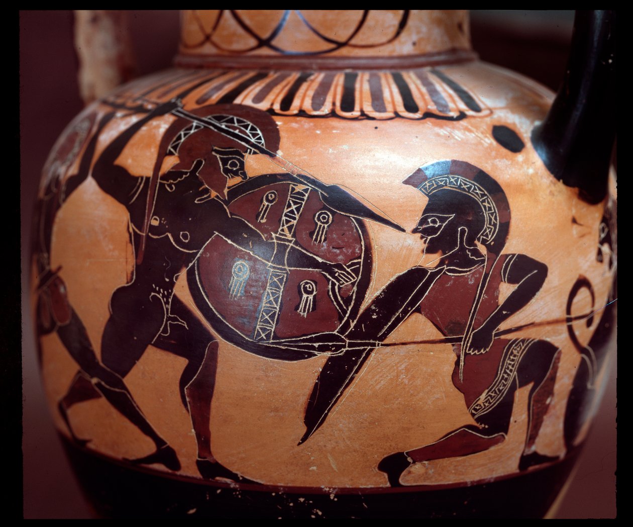 İki asker arasındaki bir düelloyu temsil eden pişmiş toprak amfora, MÖ 520-500 by Etruscan