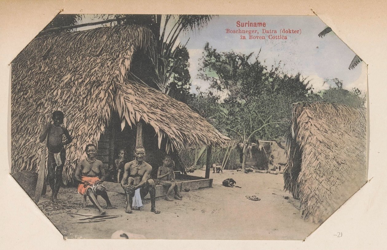 Evlerinin önünde kestane rengi Surinam Bushneger, Boven Cottica'da Datra (doktor) (nesnedeki başlık) by Eugen Klein