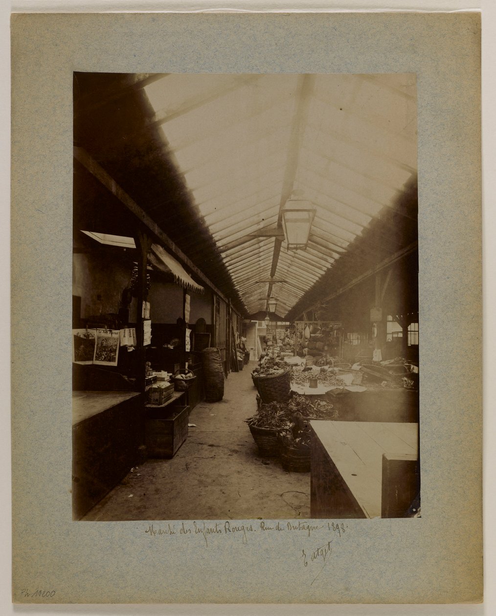 Marché des Enfants-Rouges, rue de Bretagne, 3. bölge, Paris by Eugène Atget