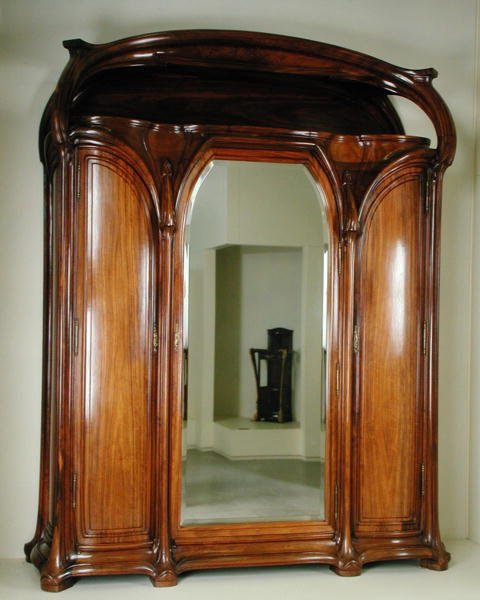 ಕೇಂದ್ರ ಕನ್ನಡಿಯೊಂದಿಗೆ ವಾರ್ಡ್ರೋಬ್, c.1900 (ಅಕೇಶಿಯ) ಟರ್ಕ್ by Eugene Vallin