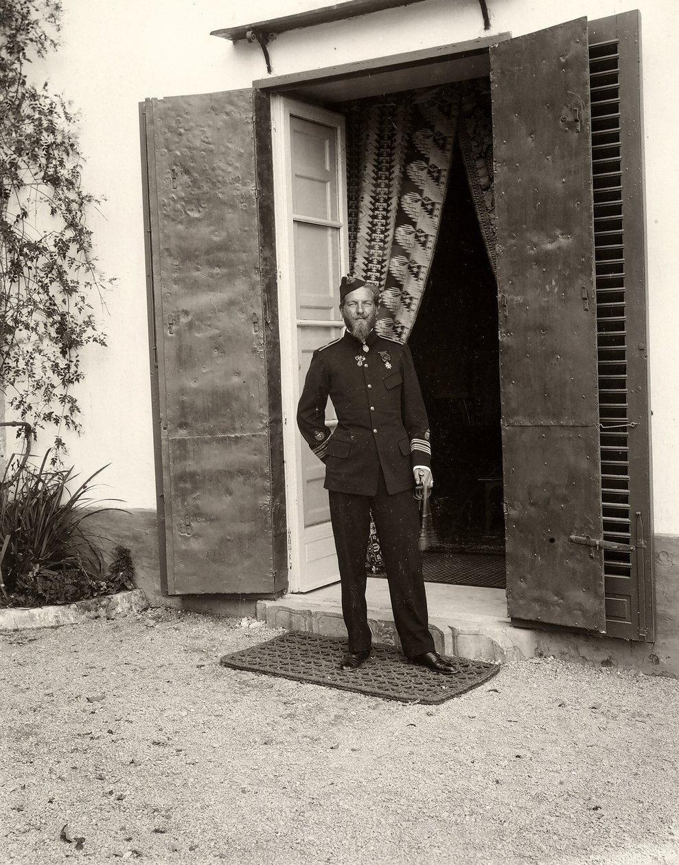 Lo Zucco çiftliğinde üniformalı bir adamın portresi, Sicilya, 1900 by Eugenio Interguglielmi
