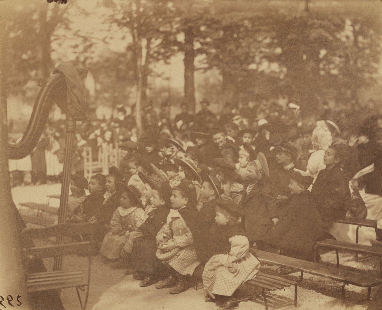 (Guignol, Jardin du Lüksemburg) by Eugène Atget