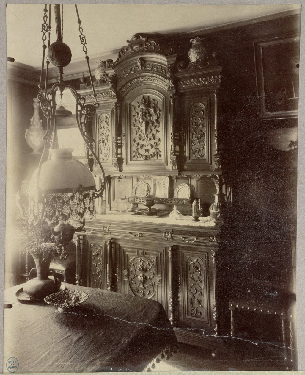 Louvre mağazalarındaki bir çalışanın evinin içi, rue St. Jacques, Paris, 1910 by Eugène Atget