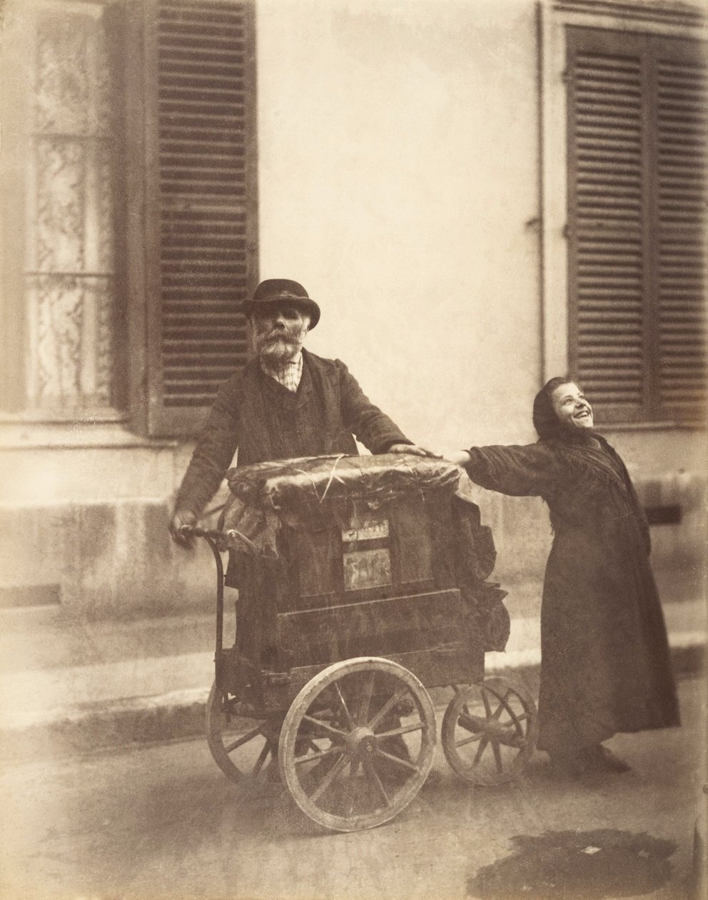 Organ öğütücü by Eugène Atget