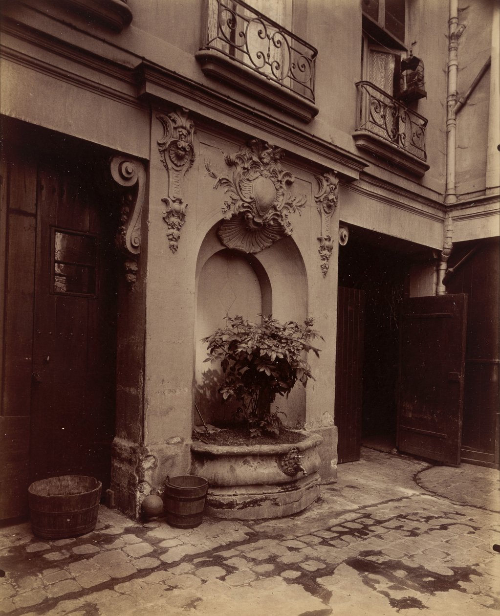 Eski Parlamenterler Oteli, 3 Rue des Lions by Eugène Atget