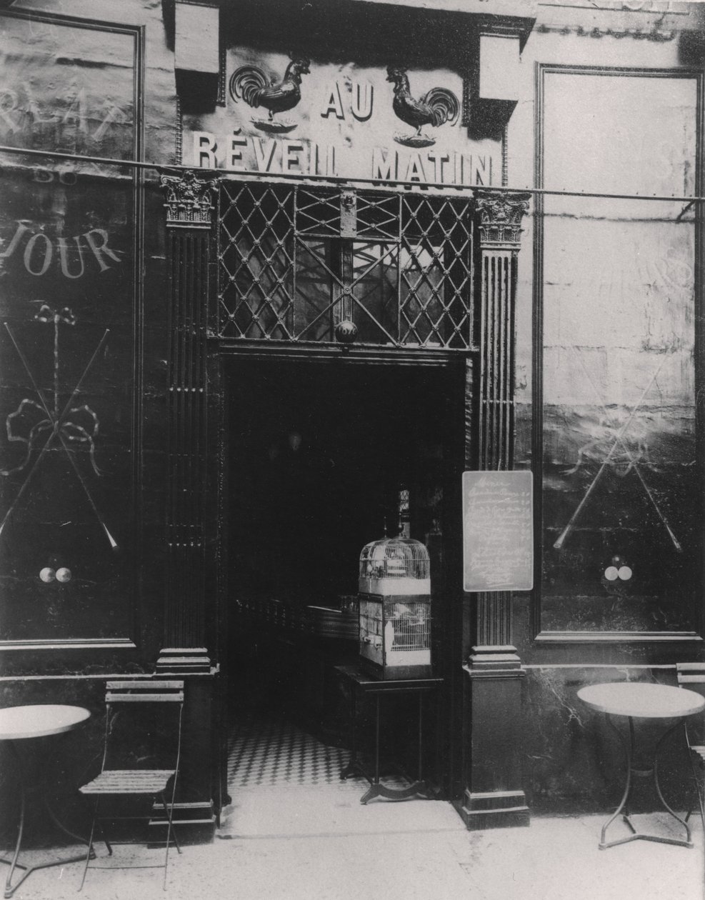 Au Réveil Matin, rue Amelot, 11. Bölge, Paris by Eugène Atget