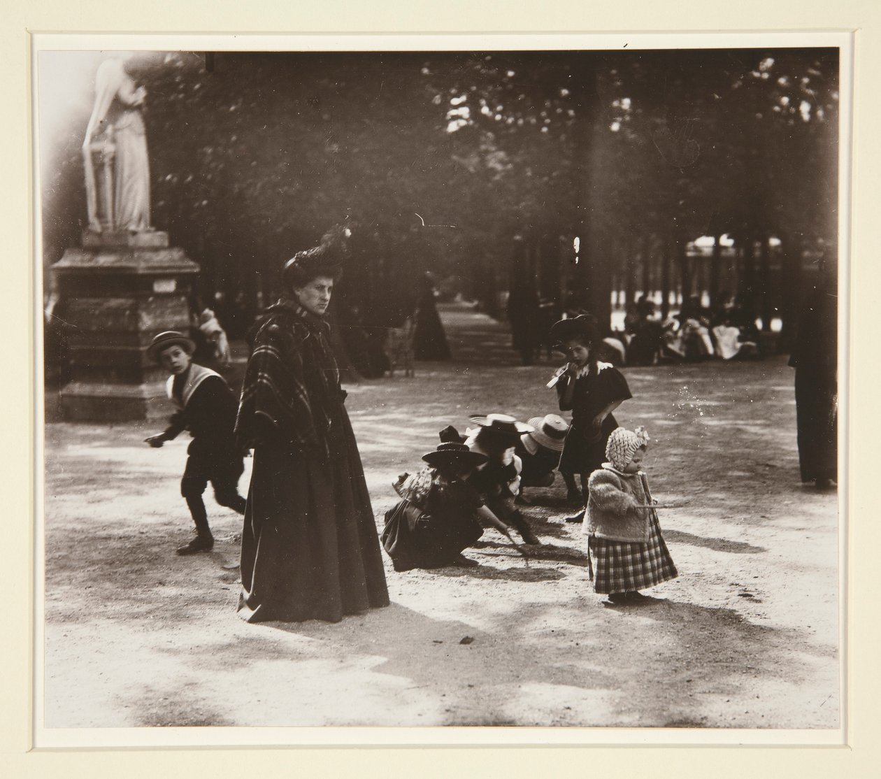 Çocuklar - Lüksemburg Bahçesi by Eugène Atget