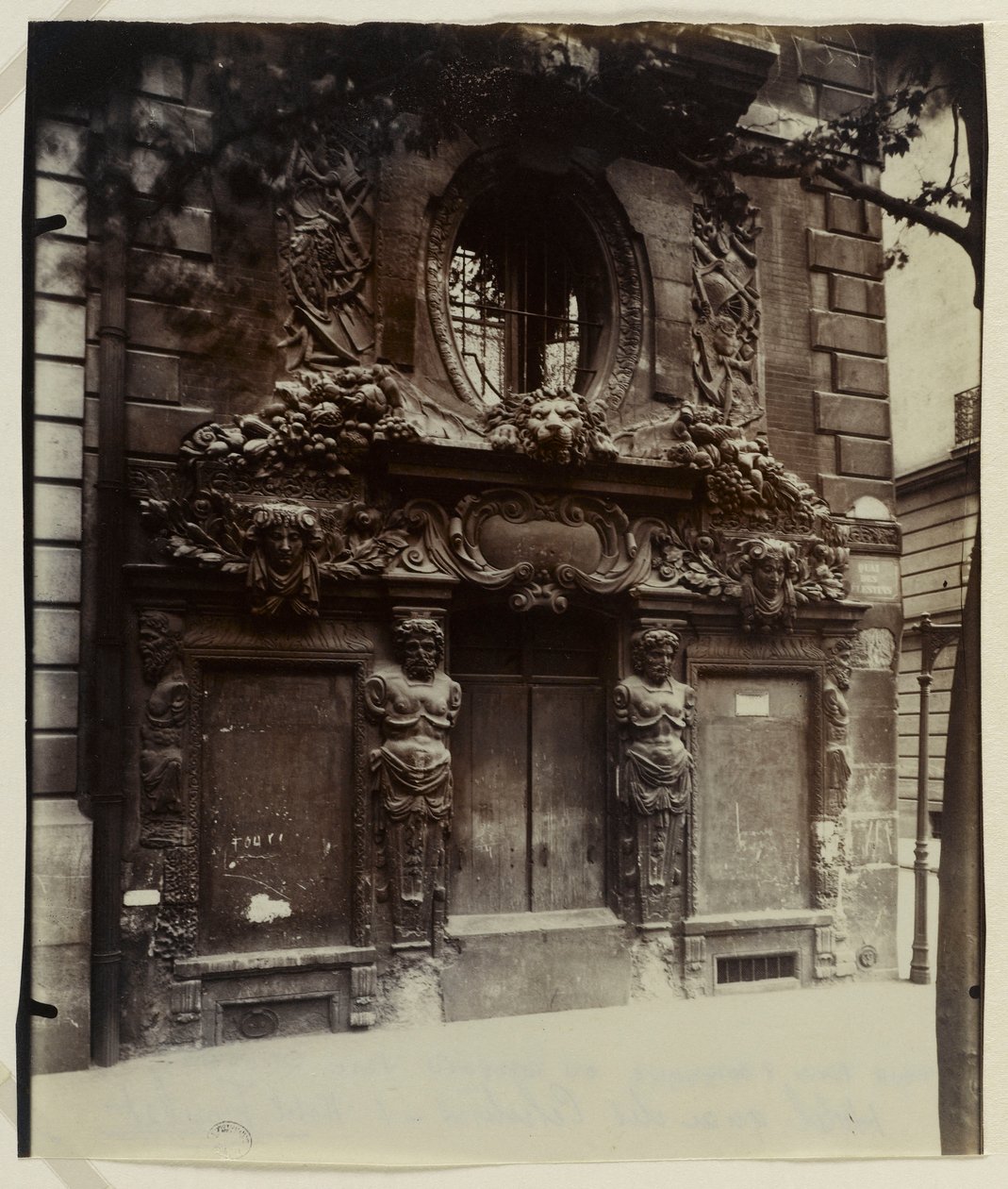 Hôtel de Fieubet veya Hôtel de la Valette (mevcut özel Massillon kuruluşu), 2 bis quai des Celestins, 4. bölge, Paris (albüm baskısı) by Eugène Atget