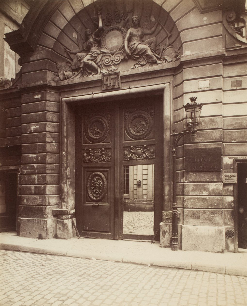 Hollanda Büyükelçileri Oteli, 47 rue Vieille-du-Temple by Eugène Atget