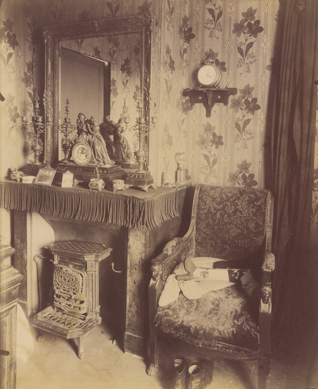 Bir İşçi Sınıfı Evinin İçi, rue de Romainville by Eugène Atget