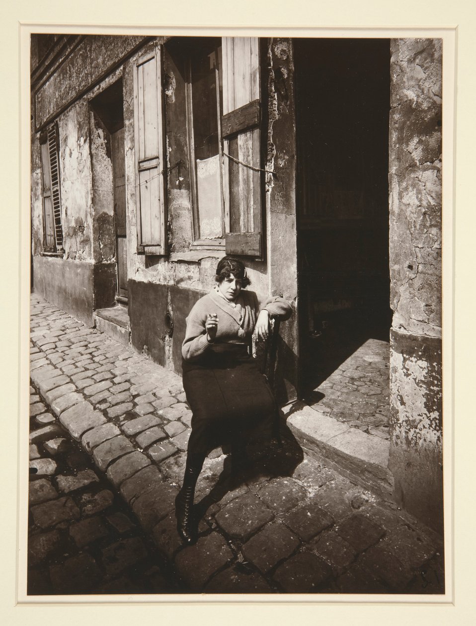 La Villette, halka açık kız nöbet tutuyor, 19. Nisan 1921 (La Villette, Bir Müşteriyi Bekleyen Streetwalker, 19. bölge, Nisan 1921) by Eugène Atget